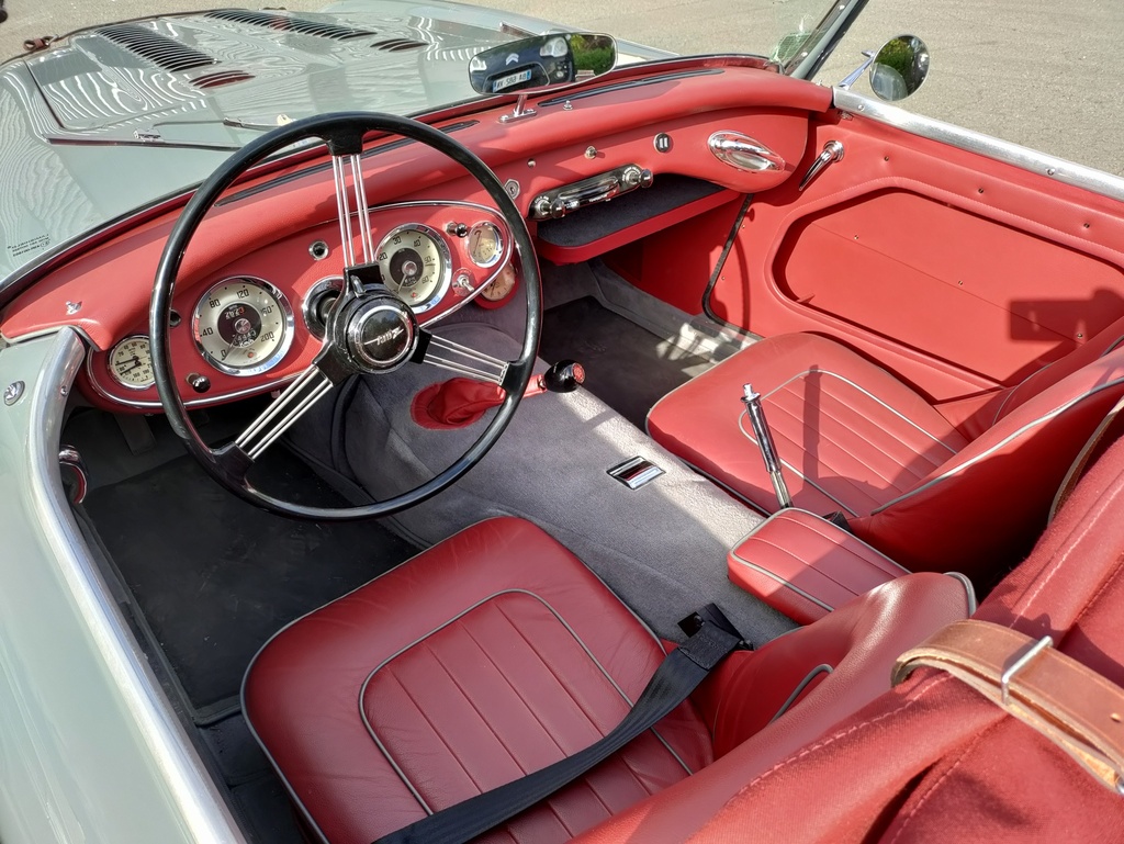 Vue trois quarts avant — Austin-Healey BN6 1959 gris Boche Heritage Concours — Boche Automobiles