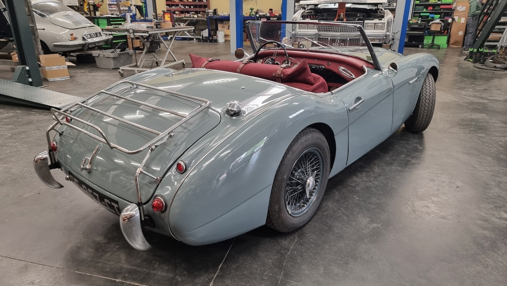 Sellerie cuir rouge interieur complet — Austin-Healey BN6 1959 gris Boche Heritage Concours — Boche Automobiles