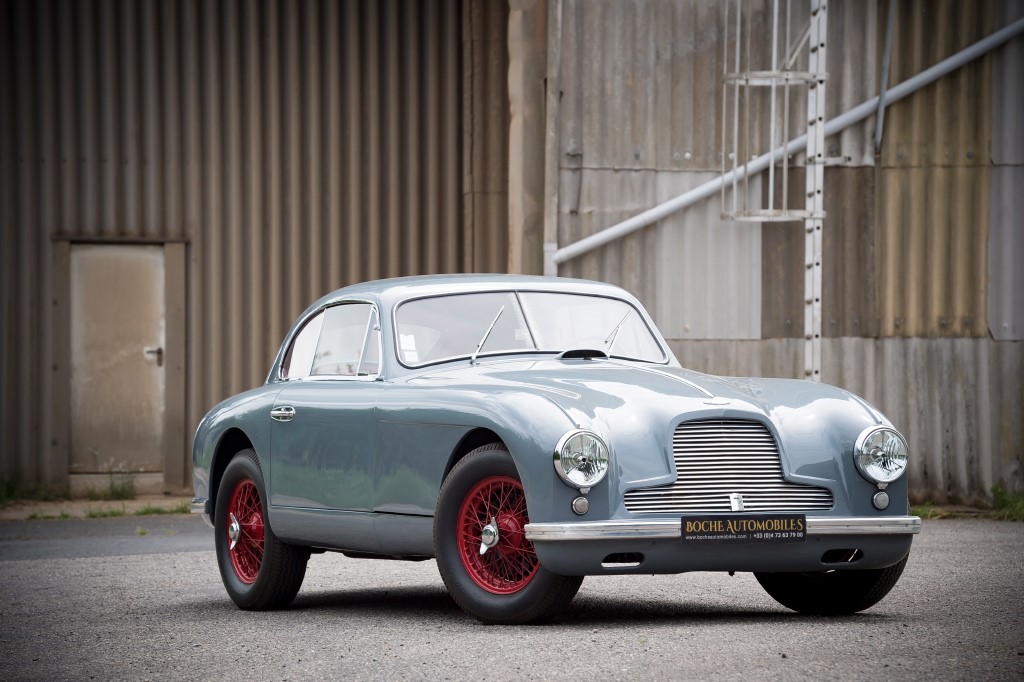 Vue d ensemble exterieur lumiere naturelle — Aston Martin DB2 Vantage 1953 gris souris chassis LML50343 — Boche Automobiles