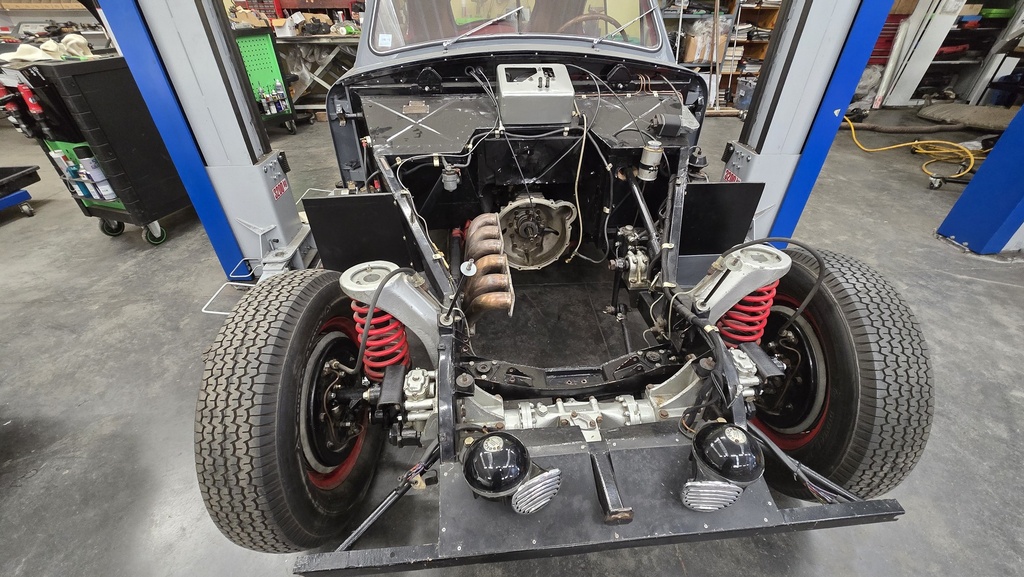 Detail embleme Aston Martin — Aston Martin DB2 Vantage 1953 gris souris chassis LML50343 — Boche Automobiles