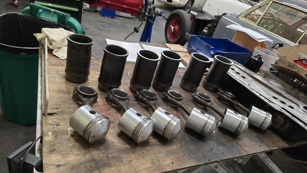 Detail chassis tubulaire vue dessous — Aston Martin DB2 Vantage 1953 gris souris chassis LML50343 — Boche Automobiles