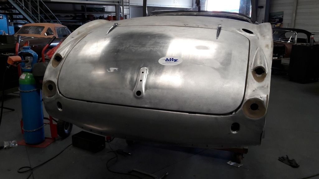 Detail roue et enjoliveur — Austin-Healey BN6 1959 gris Boche Heritage Concours — Boche Automobiles