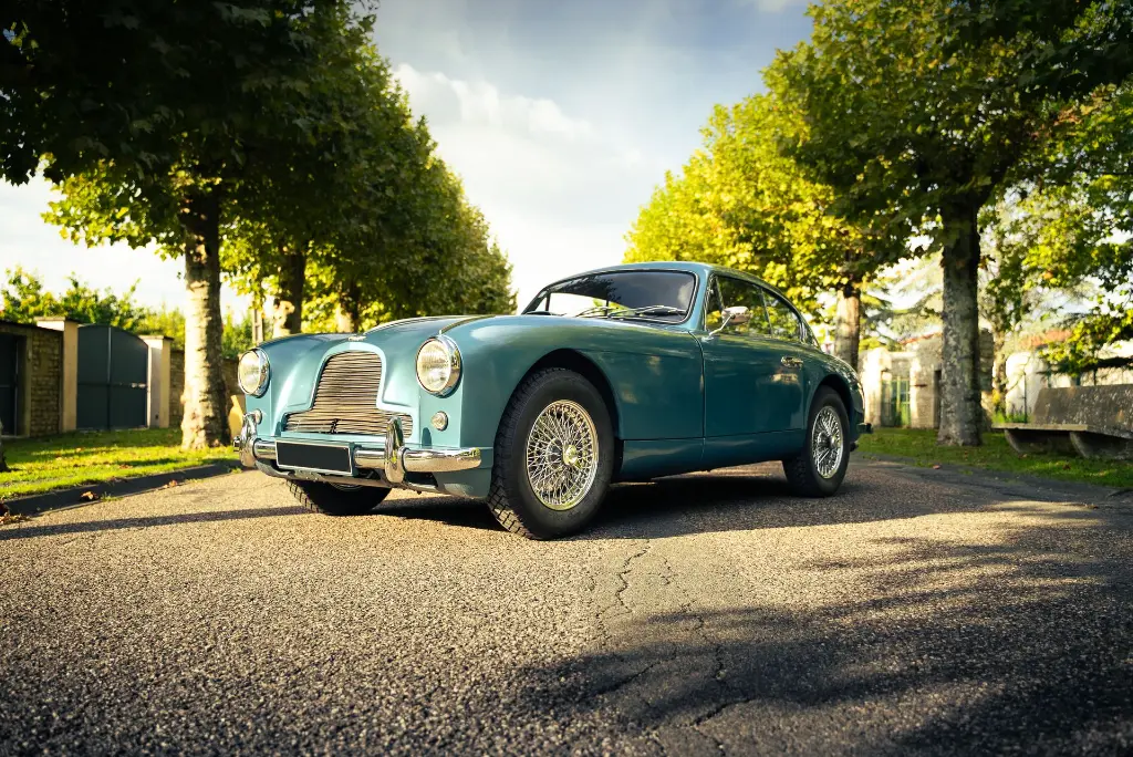 Vue de face — Aston Martin DB2/4 Mk1 1953 Bleu Bavaria — Boche Automobiles