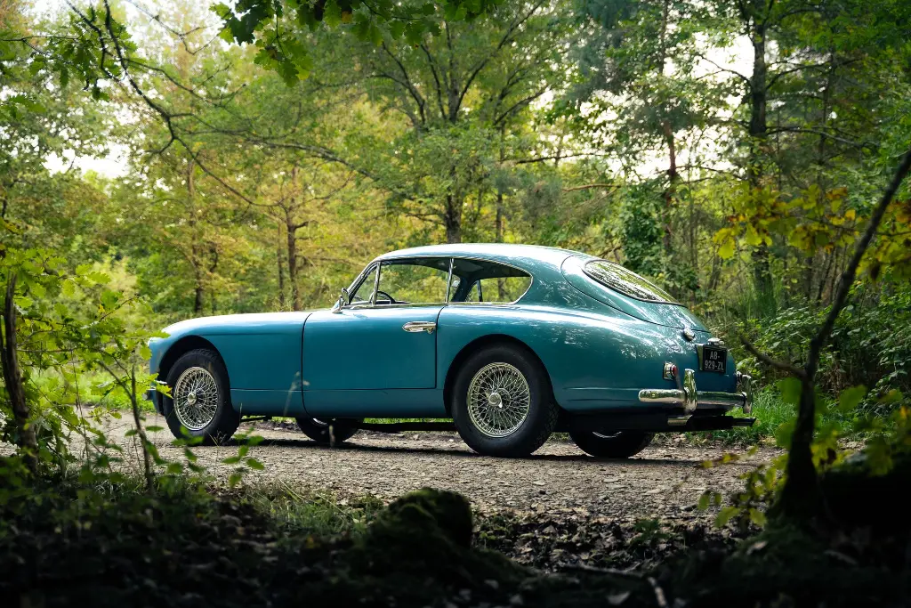 Profil gauche complet — Aston Martin DB2/4 Mk1 1953 Bleu Bavaria — Boche Automobiles