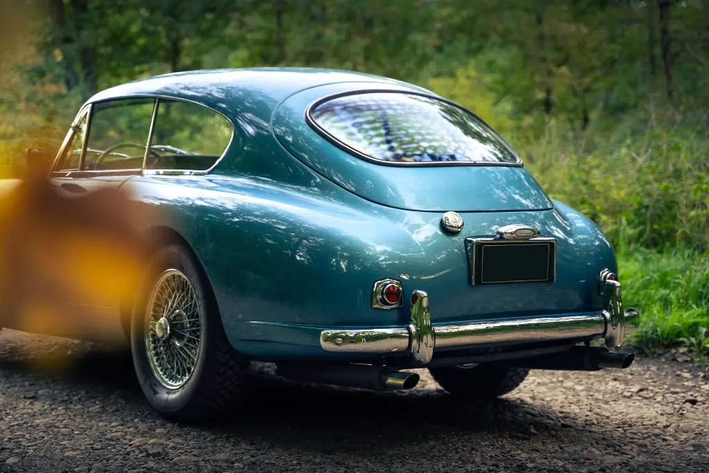 Aile avant droite et capot — Aston Martin DB2/4 Mk1 1953 Bleu Bavaria — Boche Automobiles