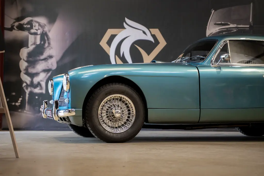 Detail aile arriere et lunette — Aston Martin DB2/4 Mk1 1953 Bleu Bavaria — Boche Automobiles