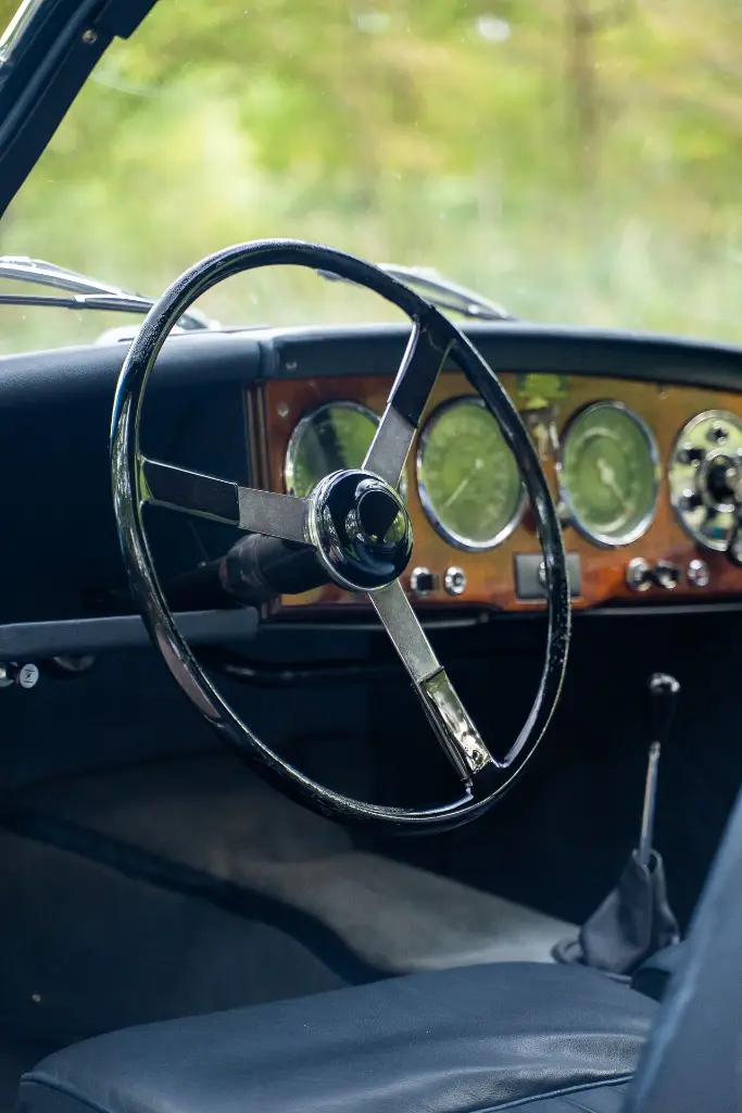 Detail calandre chrome — Aston Martin DB2/4 Mk1 1953 Bleu Bavaria — Boche Automobiles
