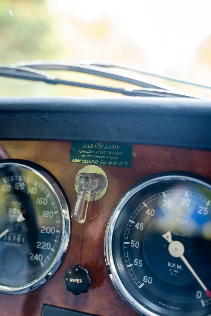 Detail feu arriere — Aston Martin DB2/4 Mk1 1953 Bleu Bavaria — Boche Automobiles