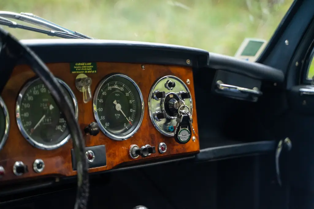 Detail bouchon essence — Aston Martin DB2/4 Mk1 1953 Bleu Bavaria — Boche Automobiles