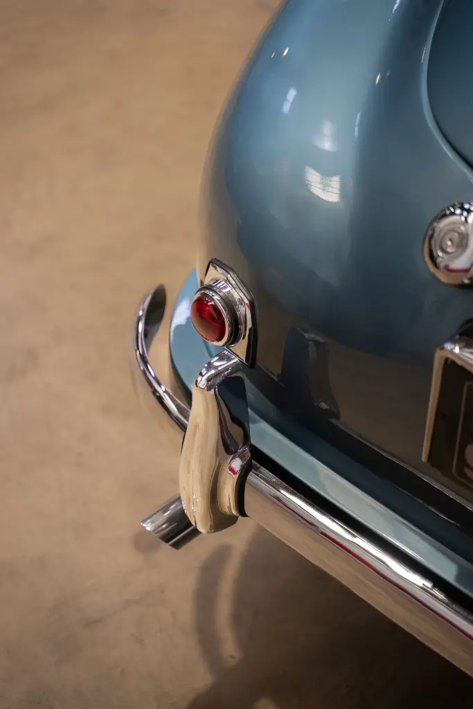 Interieur vue passager — Aston Martin DB2/4 Mk1 1953 Bleu Bavaria — Boche Automobiles