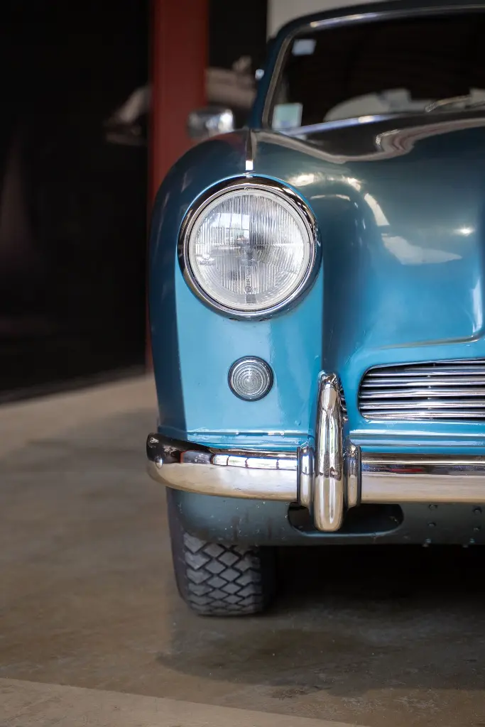 Interieur volant et tableau de bord — Aston Martin DB2/4 Mk1 1953 Bleu Bavaria — Boche Automobiles
