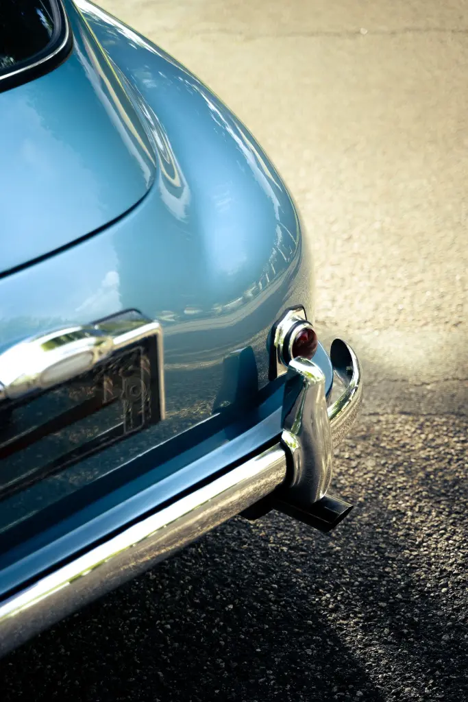 Detail montant de porte — Aston Martin DB2/4 Mk1 1953 Bleu Bavaria — Boche Automobiles