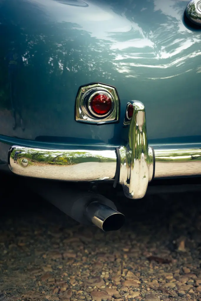 Detail roue avant et frein — Aston Martin DB2/4 Mk1 1953 Bleu Bavaria — Boche Automobiles