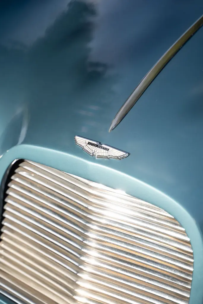 Vue trois quarts arriere droit — Aston Martin DB2/4 Mk1 1953 Bleu Bavaria — Boche Automobiles