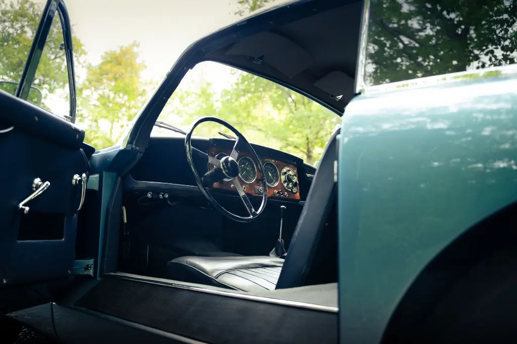 Detail pare-brise et montants — Aston Martin DB2/4 Mk1 1953 Bleu Bavaria — Boche Automobiles