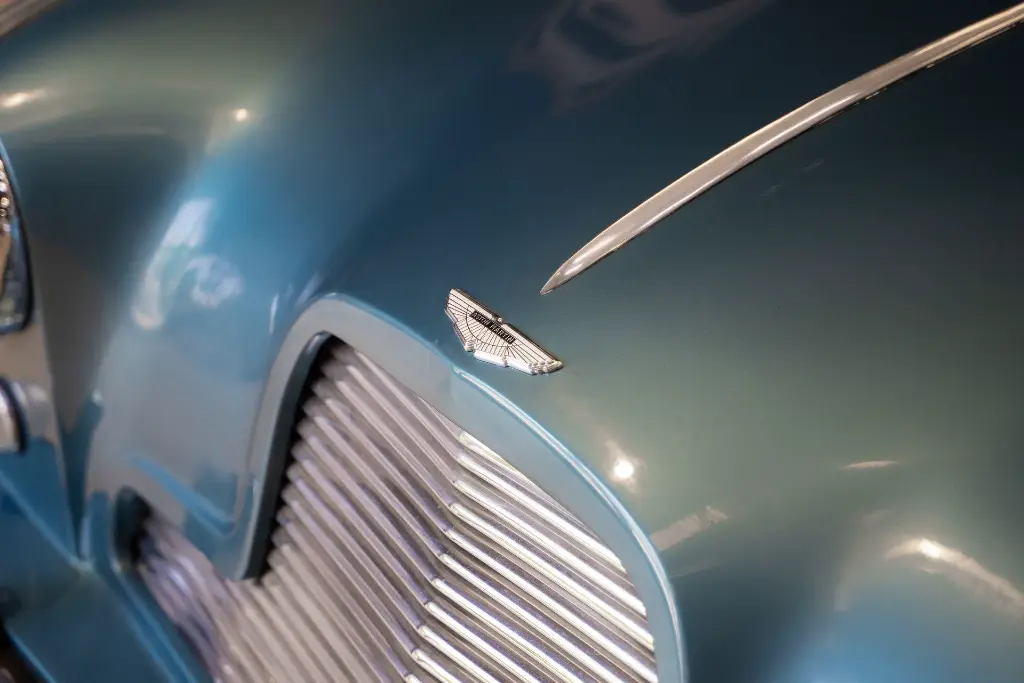 Detail bas de caisse et seuil — Aston Martin DB2/4 Mk1 1953 Bleu Bavaria — Boche Automobiles