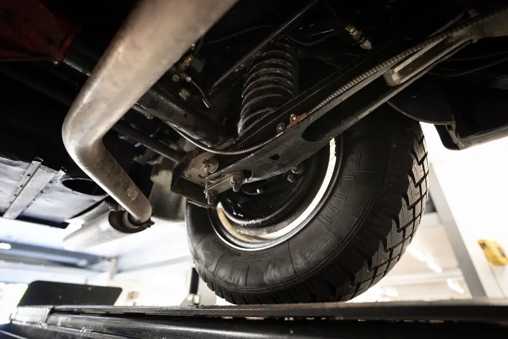 Vue avant en situation — Aston Martin DB2/4 Mk1 1953 Bleu Bavaria — Boche Automobiles