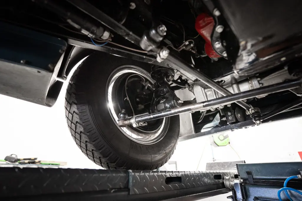 Detail plaque constructeur — Aston Martin DB2/4 Mk1 1953 Bleu Bavaria — Boche Automobiles