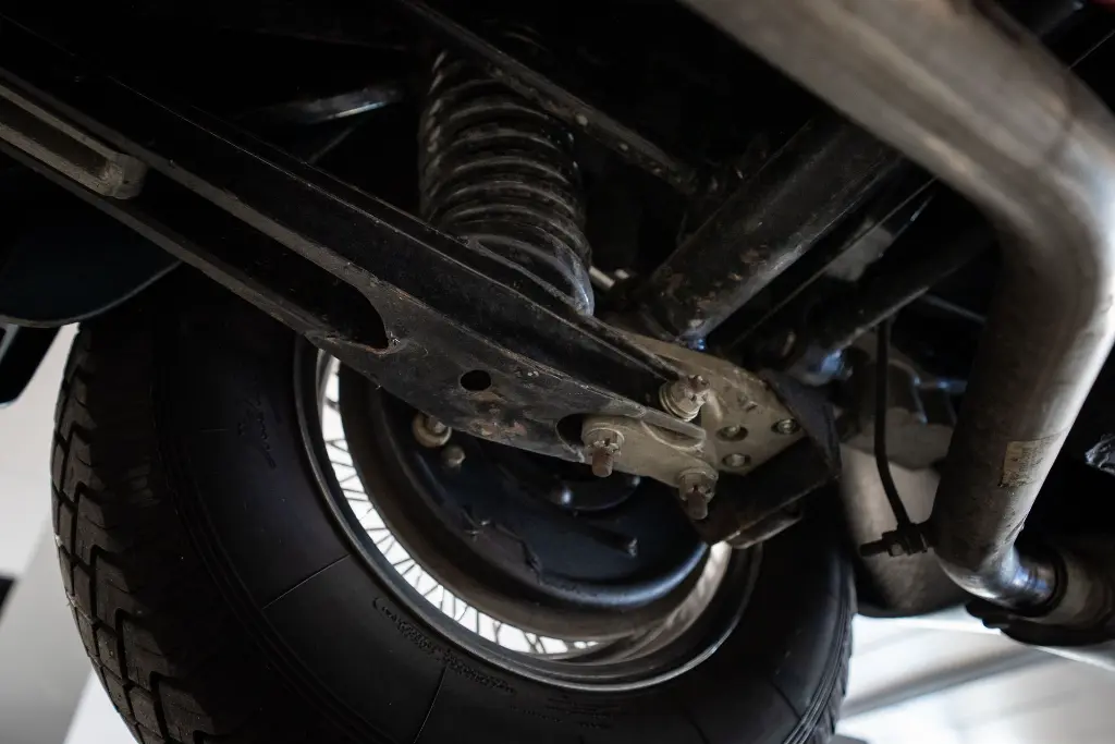 Interieur vide-poches et finitions — Aston Martin DB2/4 Mk1 1953 Bleu Bavaria — Boche Automobiles