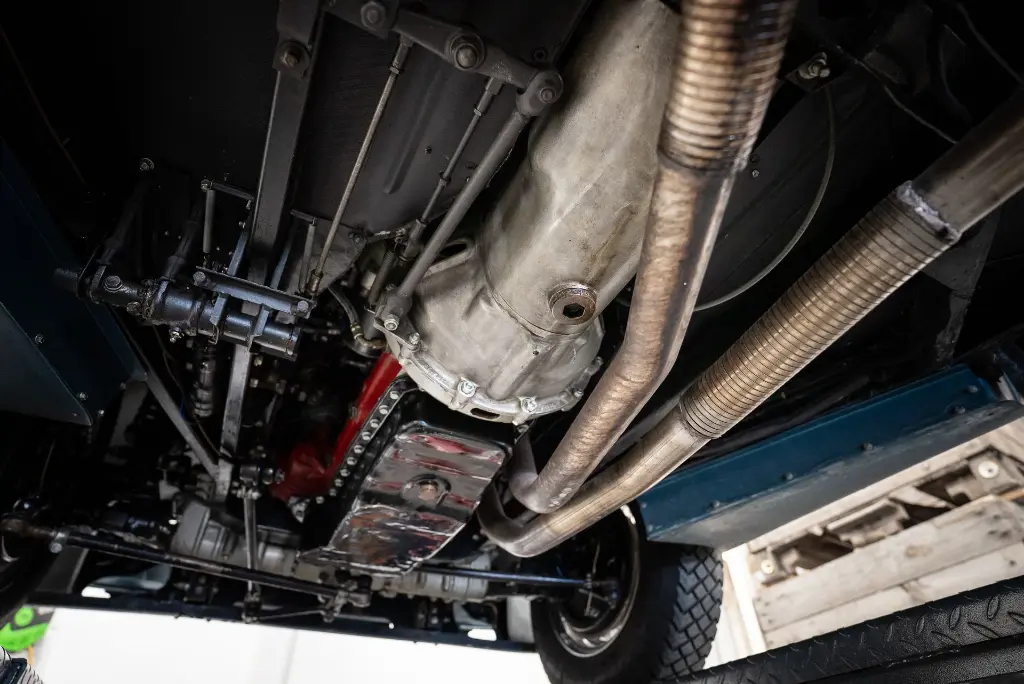 Detail eclairage interieur — Aston Martin DB2/4 Mk1 1953 Bleu Bavaria — Boche Automobiles