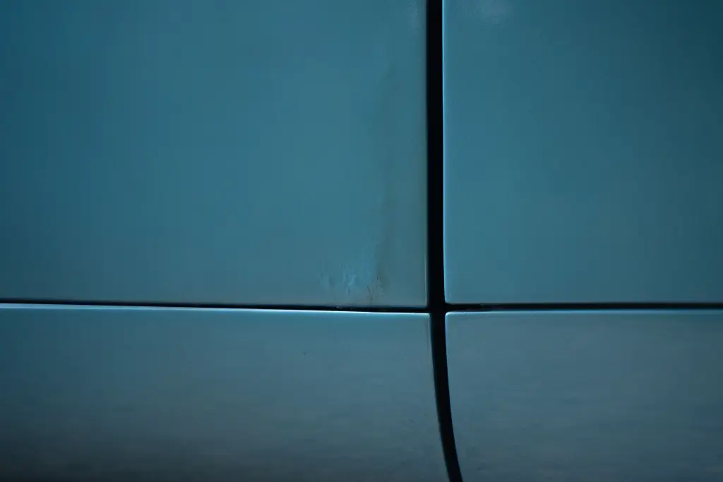 Detail jonc chrome ceinture de caisse — Aston Martin DB2/4 Mk1 1953 Bleu Bavaria — Boche Automobiles