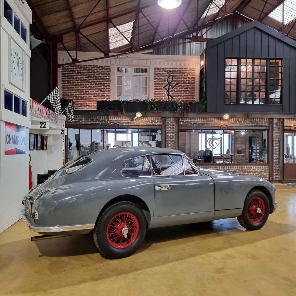 Carrosserie trois quarts avant — Aston Martin DB2 Vantage 1953 gris souris chassis LML50343 — Boche Automobiles