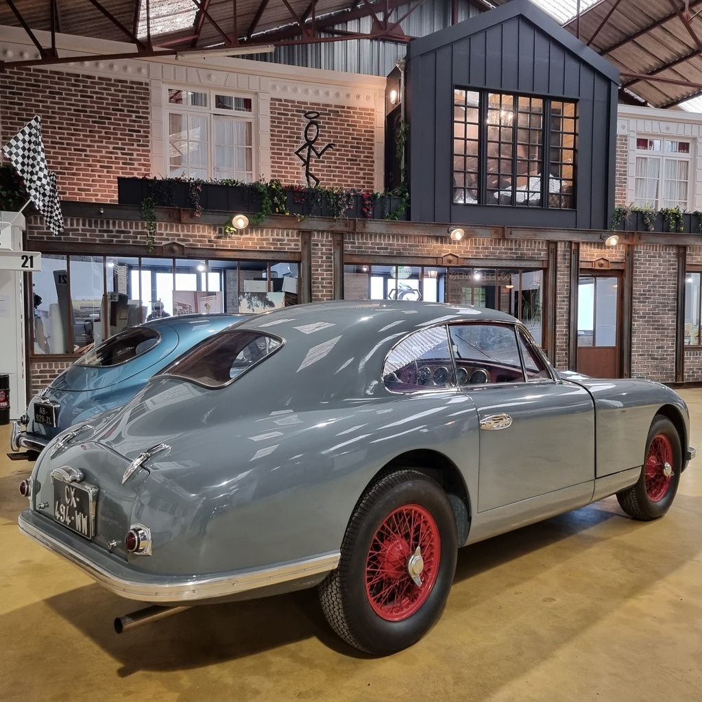 Profil droit complet — Aston Martin DB2 Vantage 1953 gris souris chassis LML50343 — Boche Automobiles
